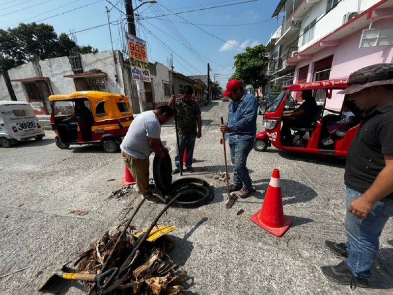 Reponen tapas de drenaje en Juchitán