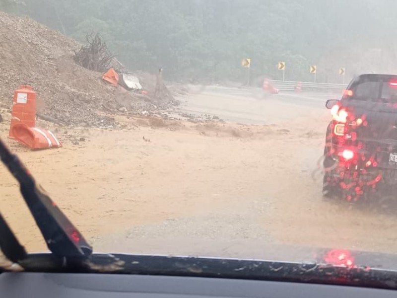 Reporta Protección Civil derrumbes en la supercarretera Barranca Larga-Ventanilla