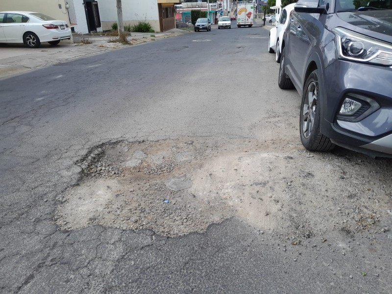 Reportan 10 baches sin atender en calle Bucerías