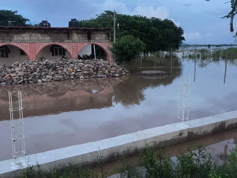Reportan 15 días inundados y sin ayuda en Tecomate, Tuxpan