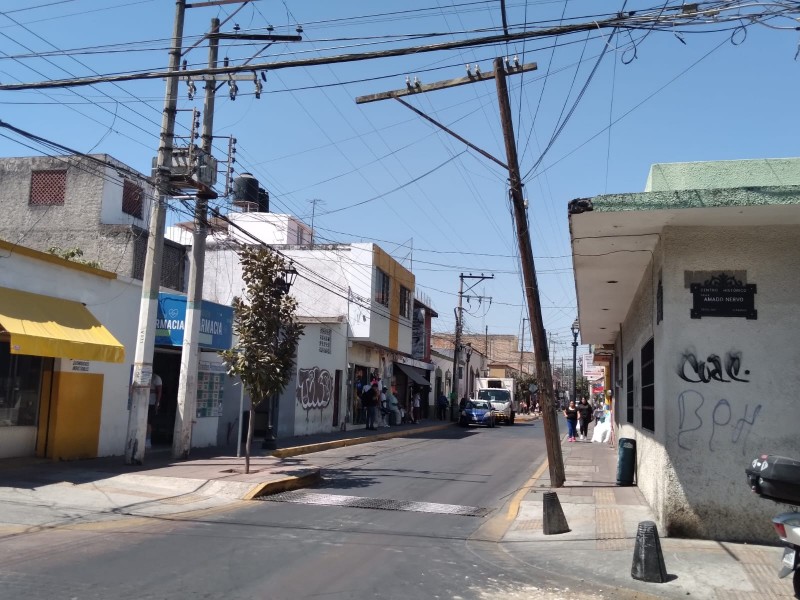 Reportan 2 postes a punto de colapsar en calle Querétaro