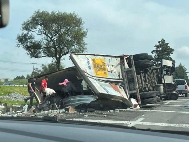 Reportan actos de rapiña tras volcadura de tráiler en la Toluca-Atlacomulco