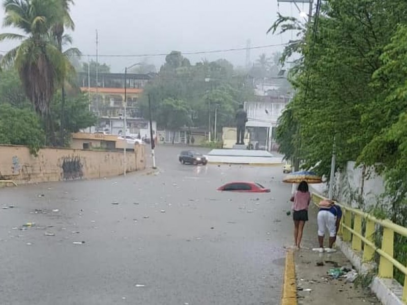 Reportan afectaciones a 24 horas de lluvia por huracán 