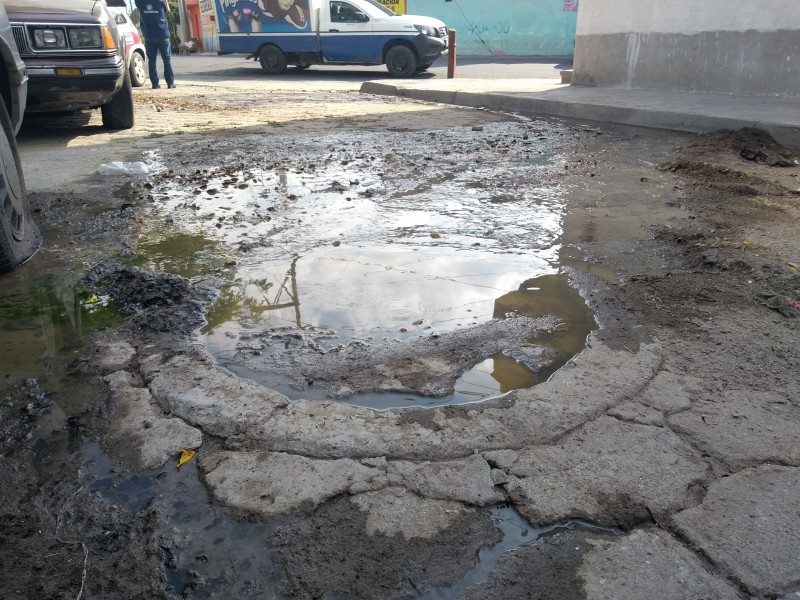 Reportan aguas negras en avenida de La Juventud