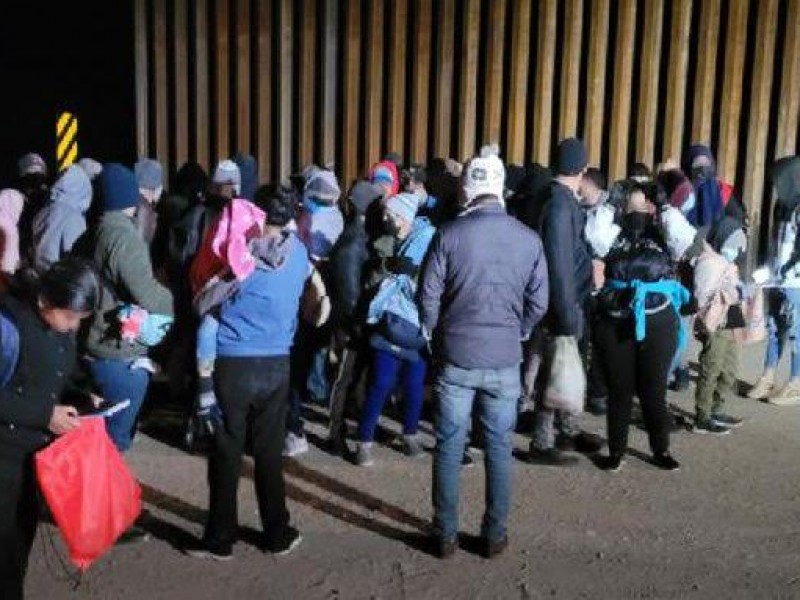 Reportan aseguramiento de 50 migrantes cubanos en Nogales, Arizona