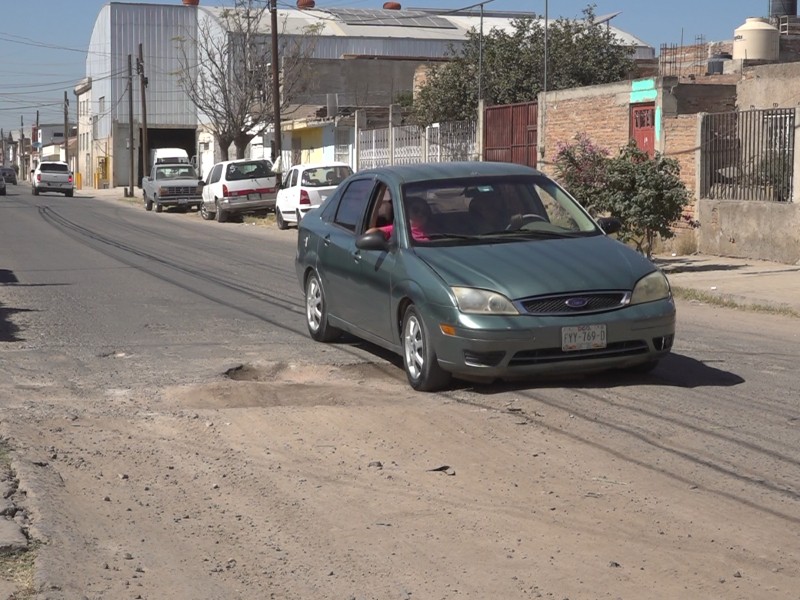 Reportan bache peligroso en cruce de colonia Valle del Guadiana