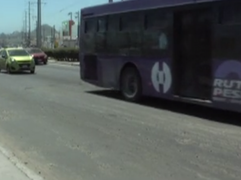 Reportan baches en carretera