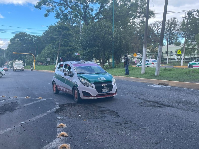 Reportan baches en transitada avenida de Xalapa