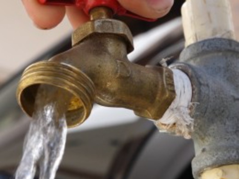 Reportan baja presión y falta de agua en zona Arboledas