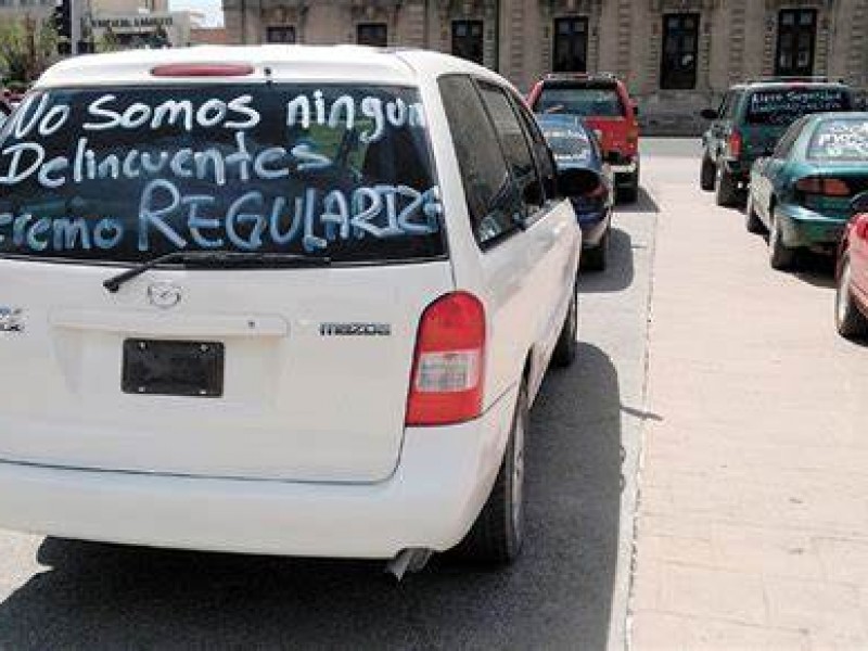 Reportan baja regularización de autos 