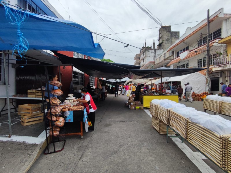 Reportan bajas ventas en plaza de “Todos Santos” de Tuxpan