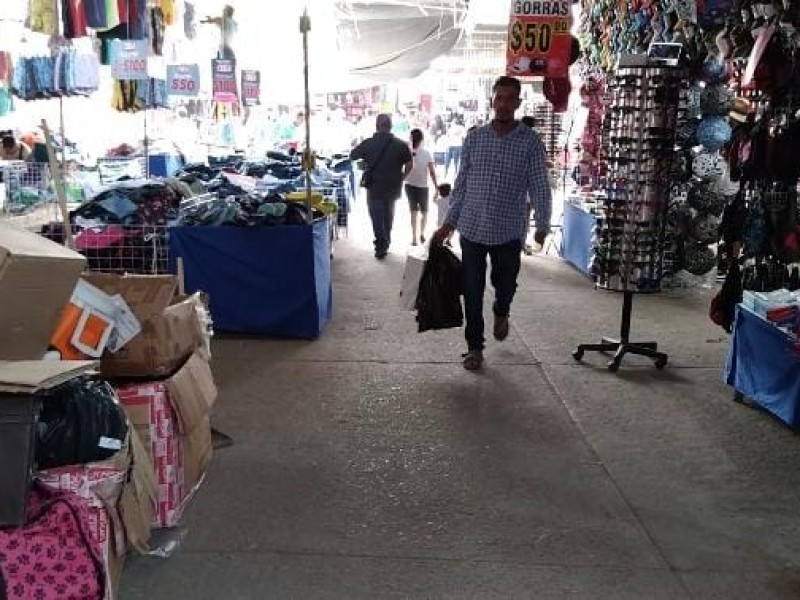 Reportan buenas ventas, comerciantes de Petatlán