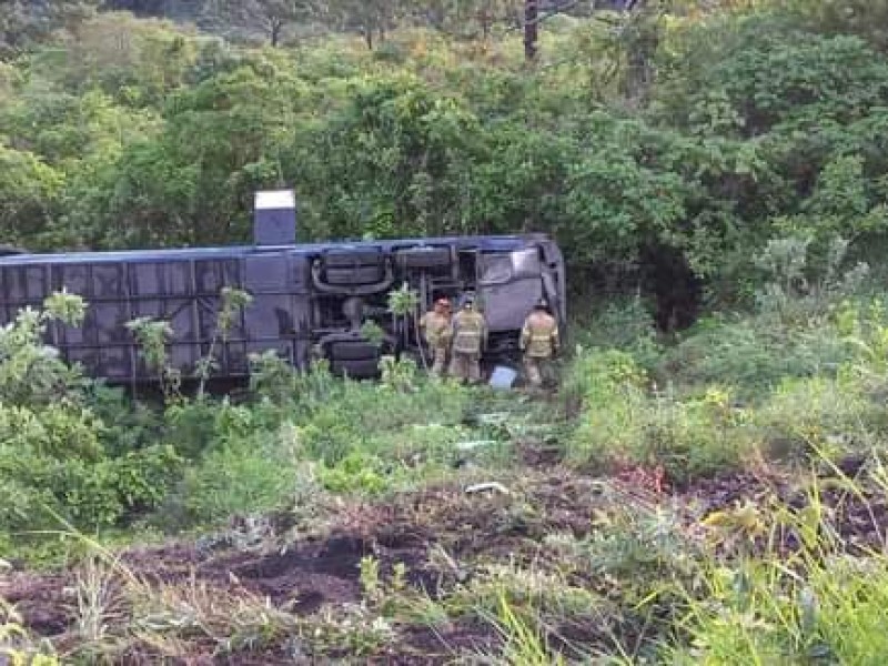 Reportan caída de autobus a barranco en autopista Tepic-Guadalajara