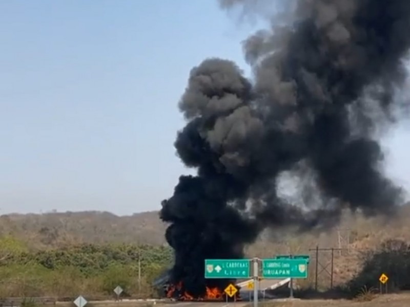 Reportan choque entre tráiler y camión cerca de caseta Feliciano