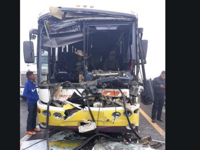 Reportan choque múltiple de vehículos en  autopista