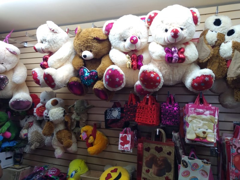 Reportan comerciantes bajas ventas en artículos de San Valentín