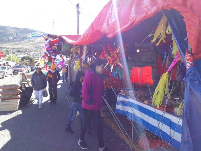 Reportan comerciantes bajas ventas en tianguis navideño