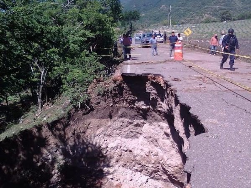 Reportan corte carretero en Atenango del Río