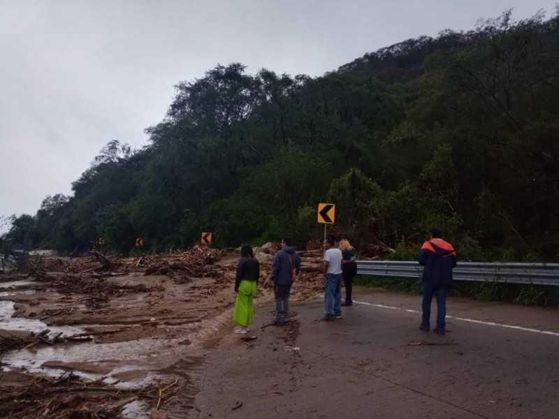 Reportan cortes carreteros en la Autopista del Sol