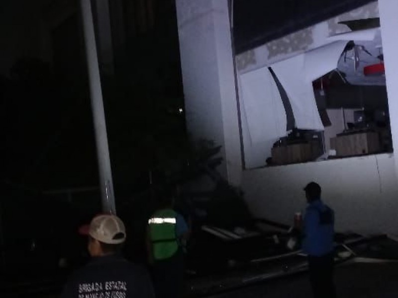 Reportan daños en postes y espectaculares en Hermosillo