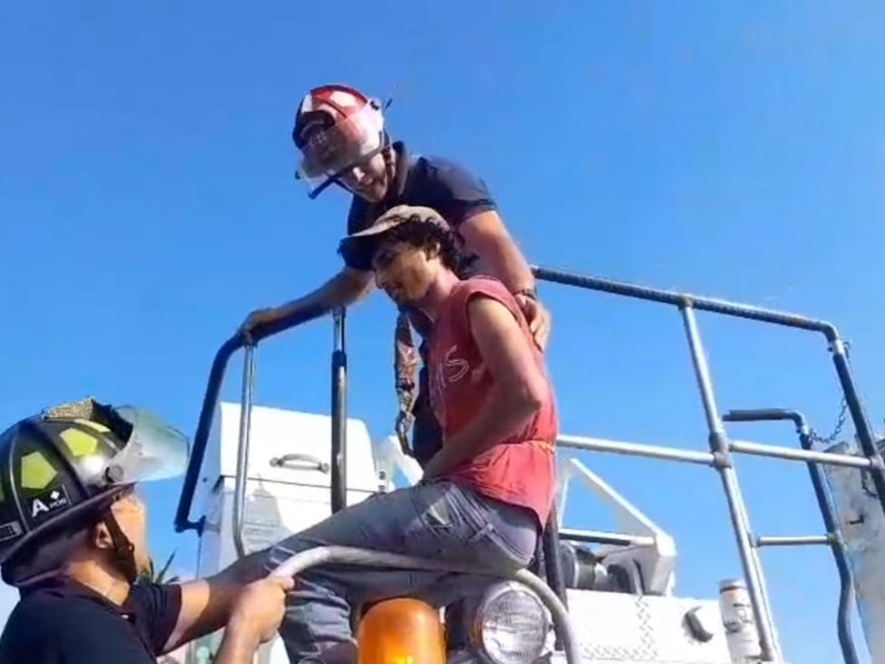 Reportan delirio de persecución en hombre que intento aventarse de espectacular