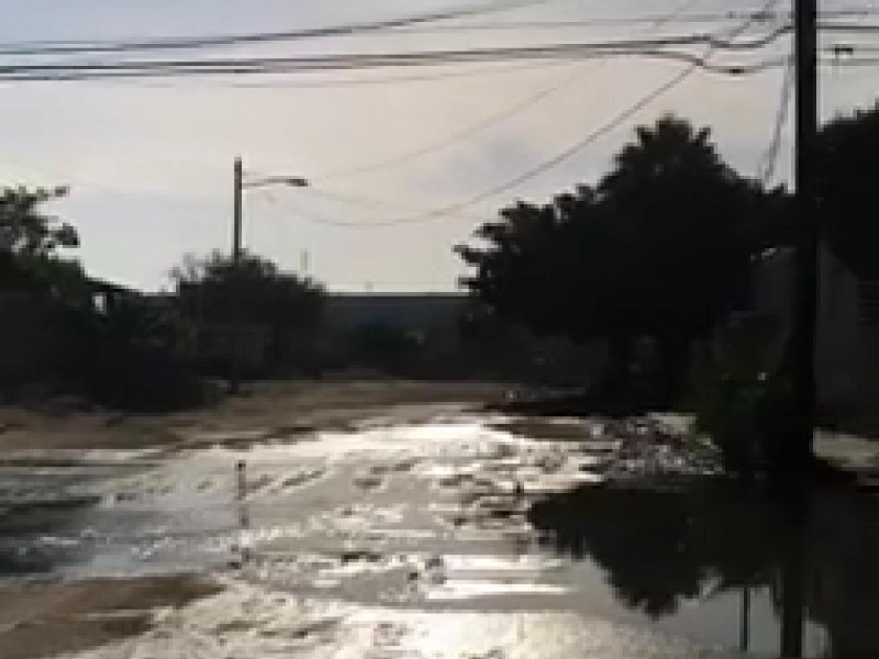 Reportan derrame de aguas negras cerca de escuelas