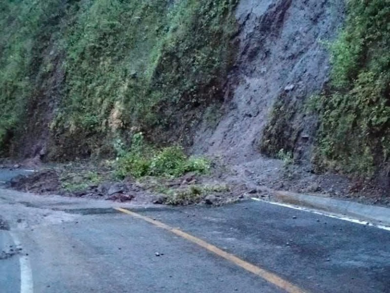 Reportan derrumbe en carretera Comala - Nuevo San Antonio