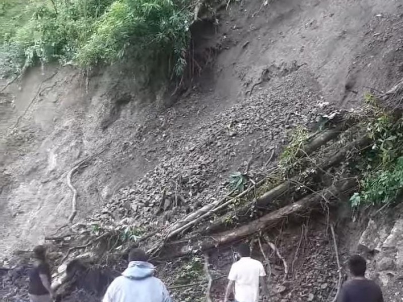Reportan derrumbe en el tramo carretero Huatulco-Pluma Hidalgo