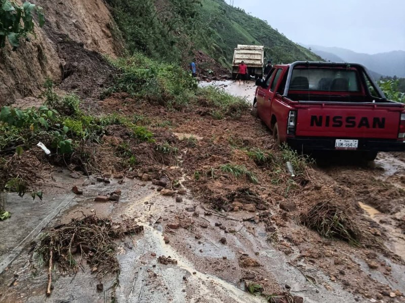 Reportan derrumbes en carretera a San Agustín Loxicha por lluvias