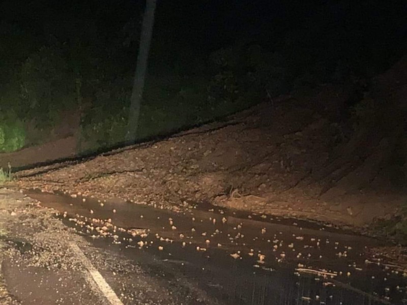 Reportan derrumbes en carretera Amatlán Ahuacatlán