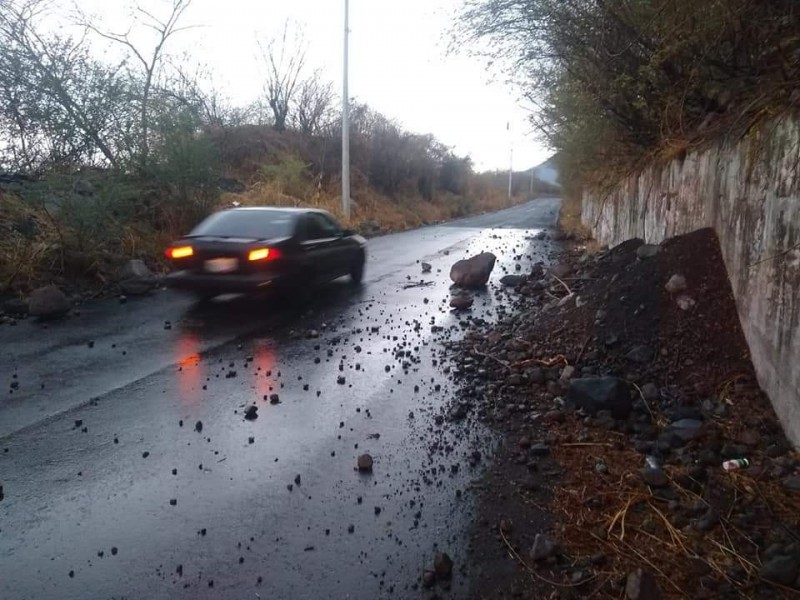 Reportan deslave en cerro carretera Villa de Álvarez-Minatitlán