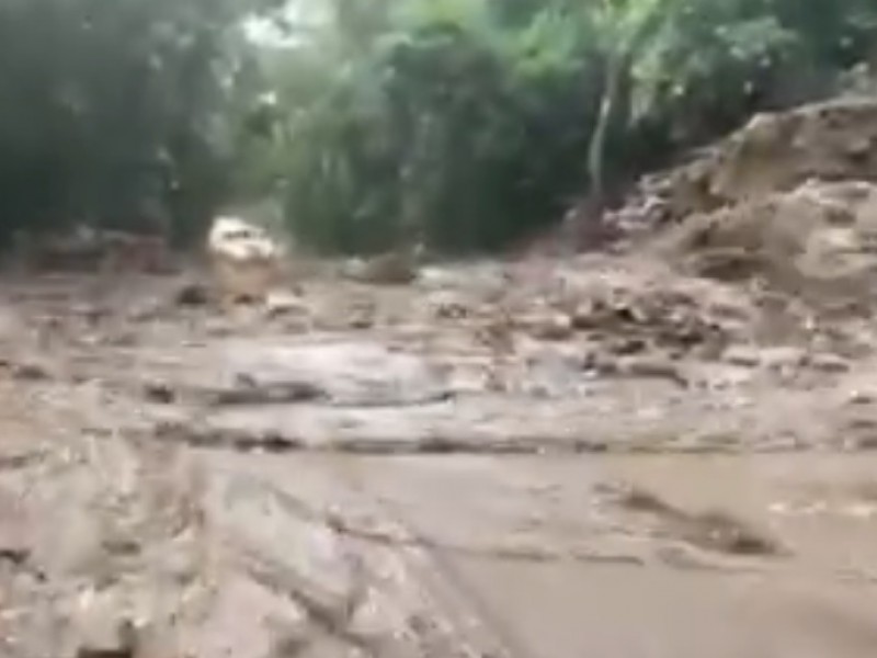 Reportan deslave sobre kilómetro 37 de carretera Minatitlán-Villa de Álvarez