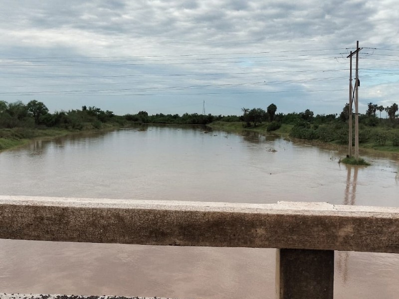 Reportan en Guasave desbordamiento del arroyo en San Rafael