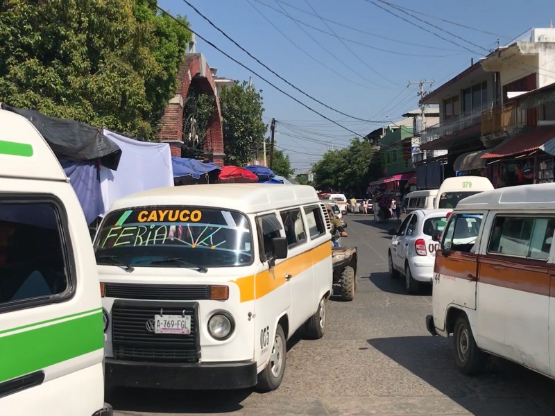 Reportan en Petatlán incremento en pasaje de combis