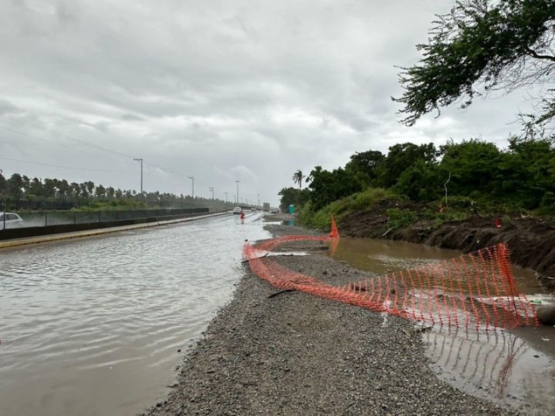 Reportan encharcamientos en autopista Colima-Manzanillo