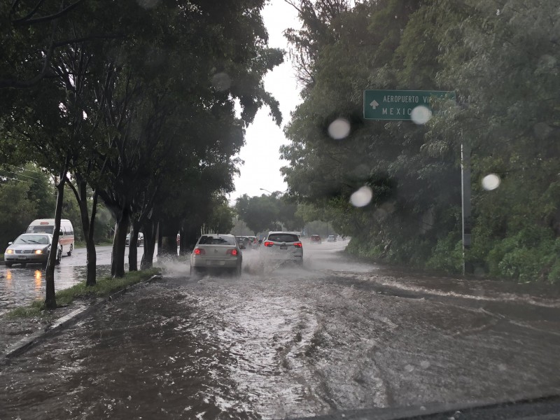 Reportan encharcamientos en avenida Camelinas