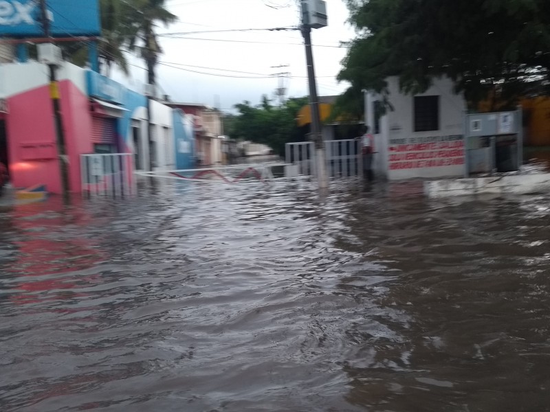 Reportan encharcamientos en Juchitán