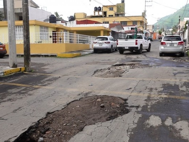 Reportan enorme zanja en calle Roble