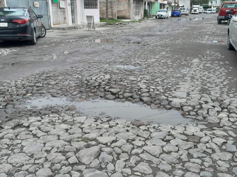 Reportan enormes baches en calle Juventino Espinoza