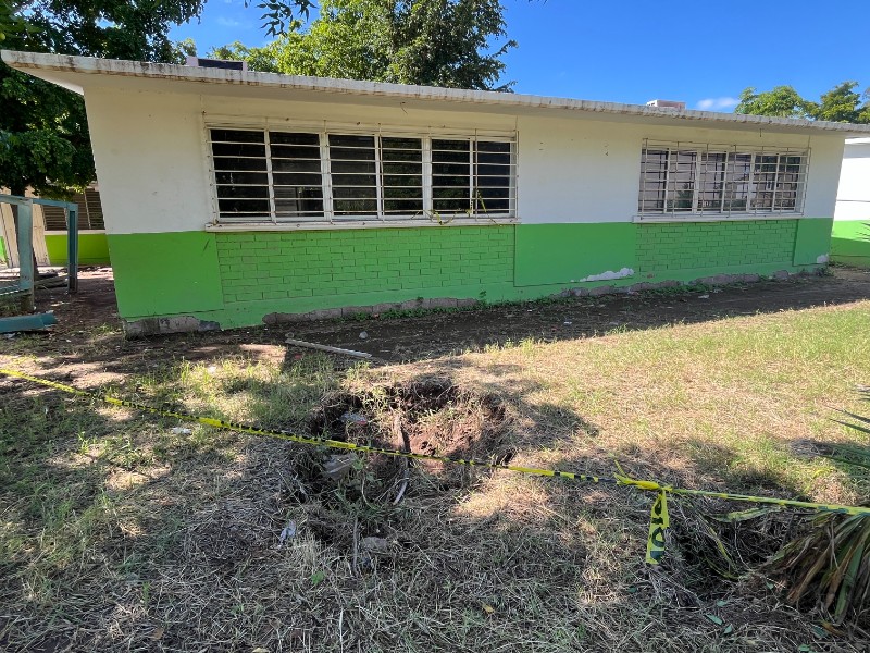 Reportan enormes socavones en la escuela Carmen Serdán en Guasave
