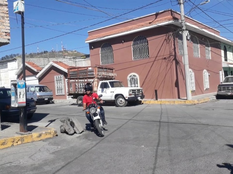 Reportan escasez de agua en calle San Francisco