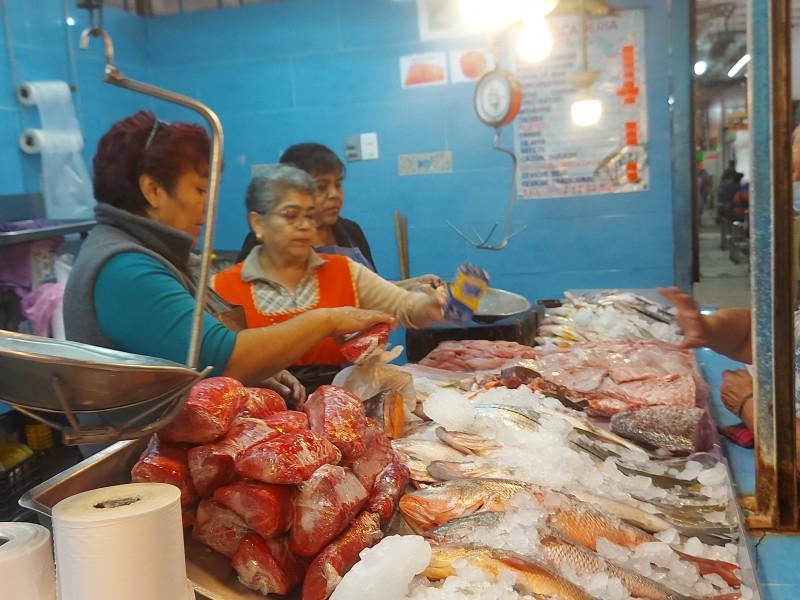 Reportan escaséz de pescado en Tepic por marejadas en la costa