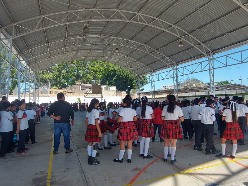 Reportan escuela en riesgo de caer o hundirse en Tepic