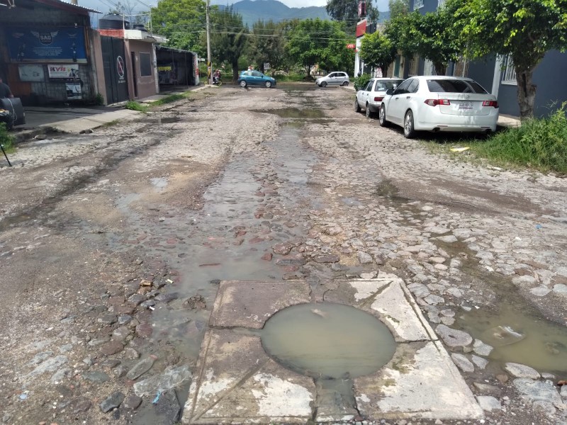 Reportan eterna fuga de aguas residuales en colonia Prieto Crispín