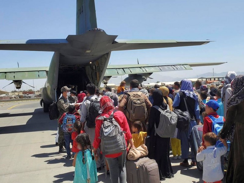 Reportan explosión en aeropuerto de Kabul