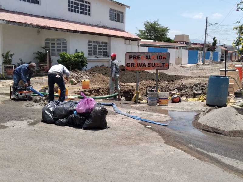 Reportan falta de señalización en obra de calle Begonia