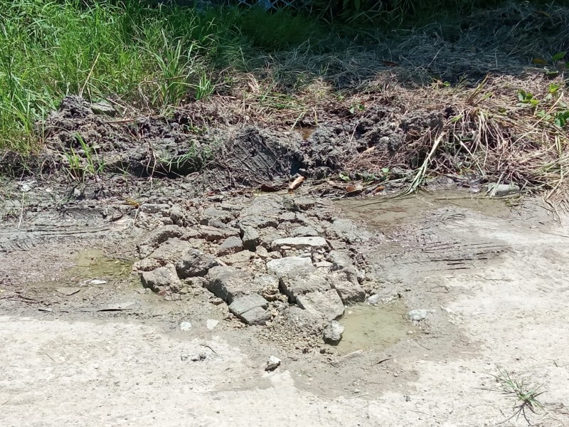 Reportan fuga de agua en colonia Sol de Justicia