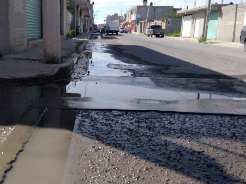 Reportan fuga de agua en Ramón Caballero