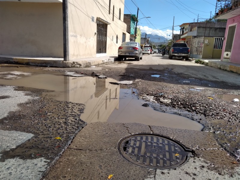 Reportan fuga de agua potable cerca del pozo 