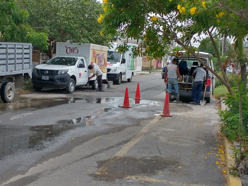 Reportan fuga de agua potable en colonia Astilleros.